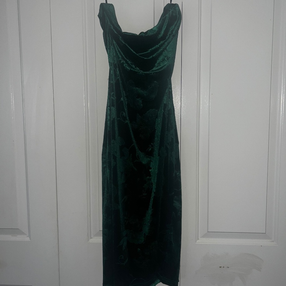 Green velvet midi dress!